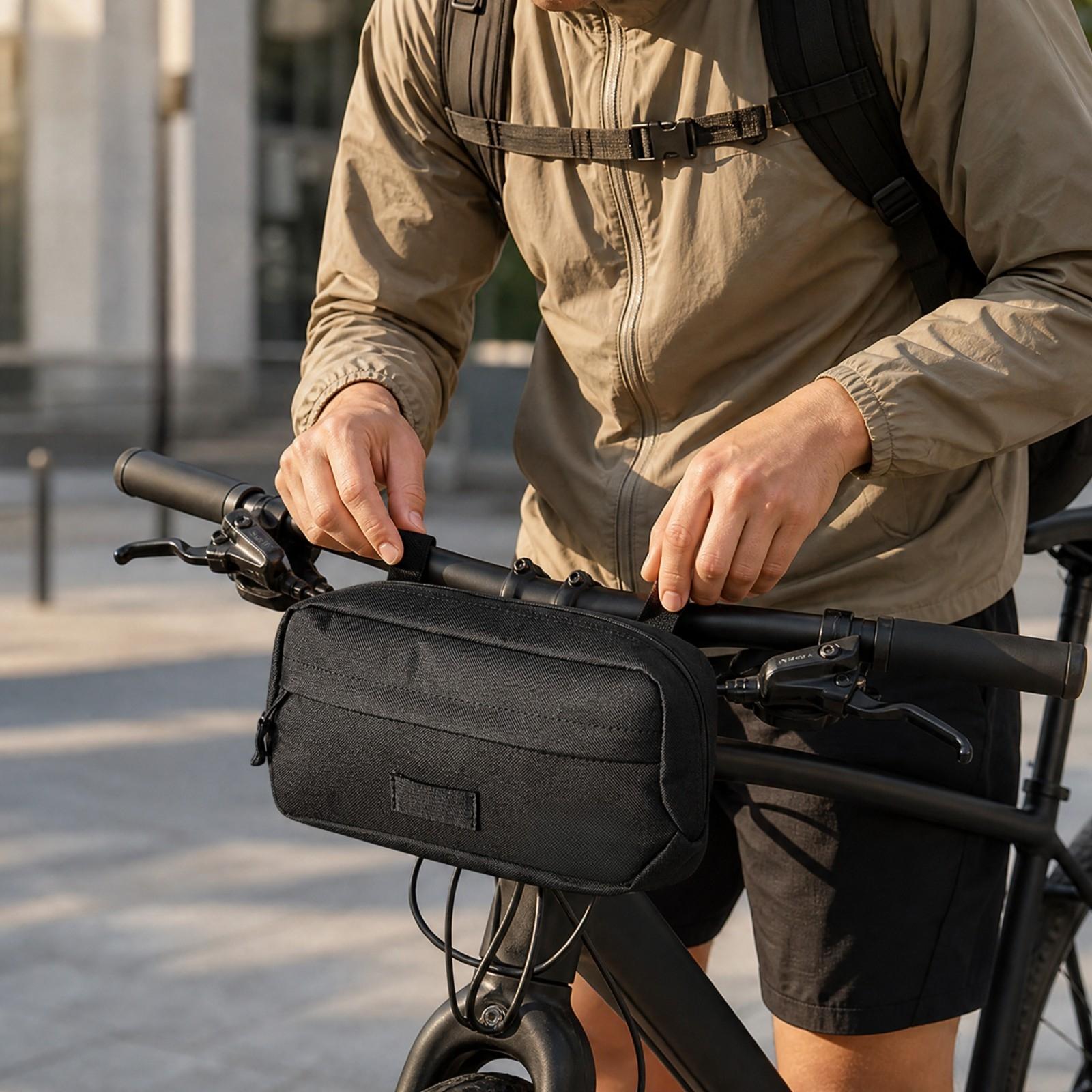 Cycling Commute Essentials - コンパクトな自転車用ハンドルバーバッグ。ブラックのPVC製で、調整可能なウエストストラップ付き。サイクリングや通勤に最適な必需品。